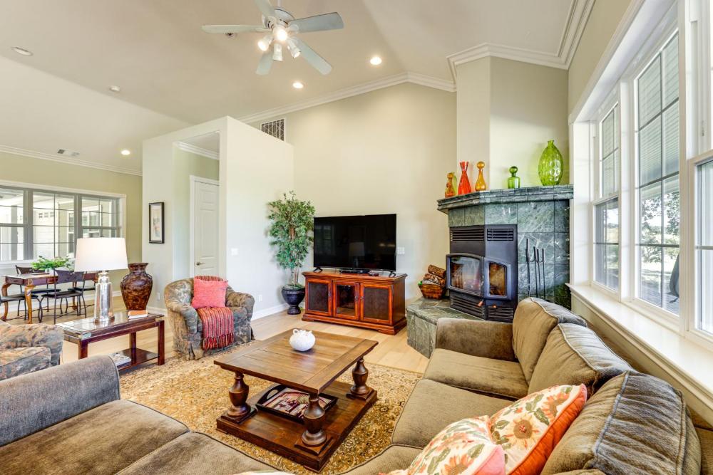 Paso Robles Gem with On-Site Vineyard Pets Welcome!